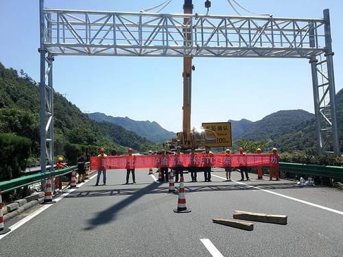  「车道」高速省界收费站“撤站”：一脚油门 畅行高速