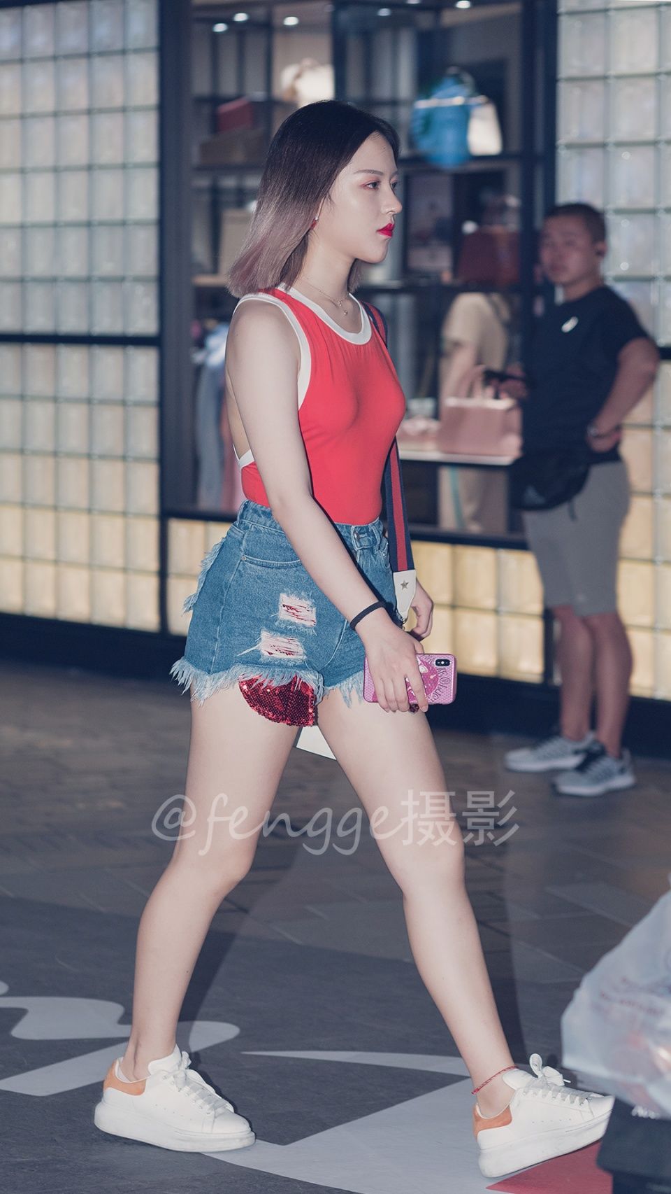 街拍：微胖小美女的红背心、蓝热裤的撞色搭配很吸睛