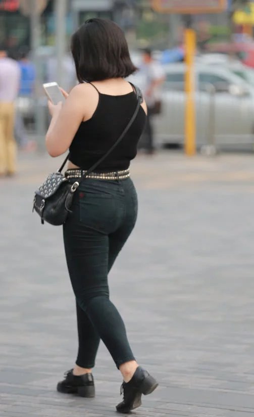膀大腰圆的小姐姐身穿紧身裤，这丰乳肥臀适合你的口味吗