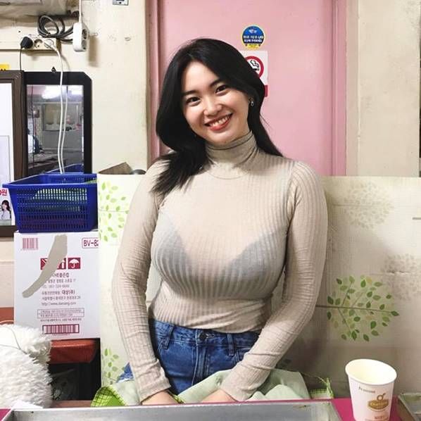 韩国妹穿了一条肉色连衣裙 成功吸引几万人