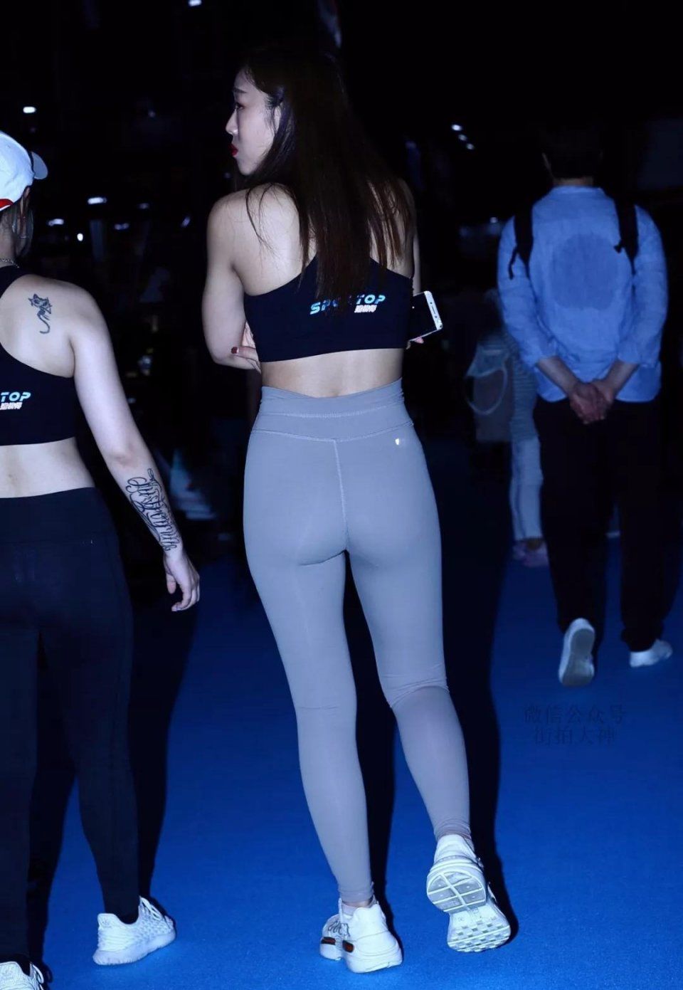 街拍:紧身裤小姐姐双腿修长，曲线凹凸有致