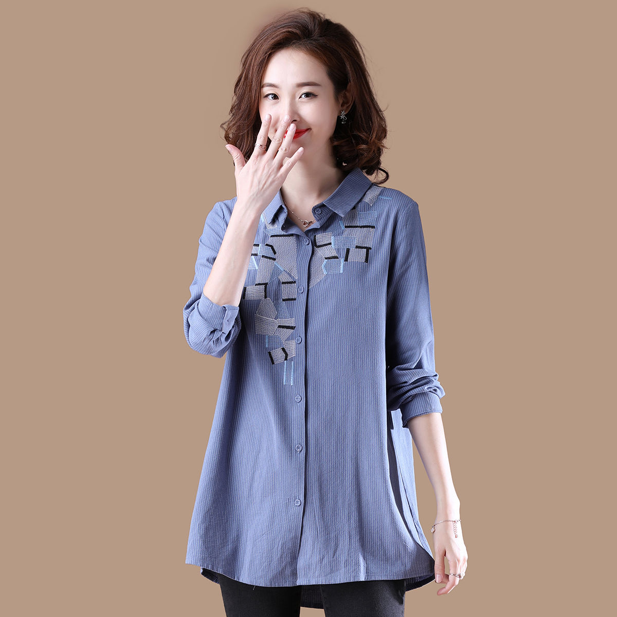 刚上市就大火的上衣，一件比一件好看，46岁婆婆穿美翻了