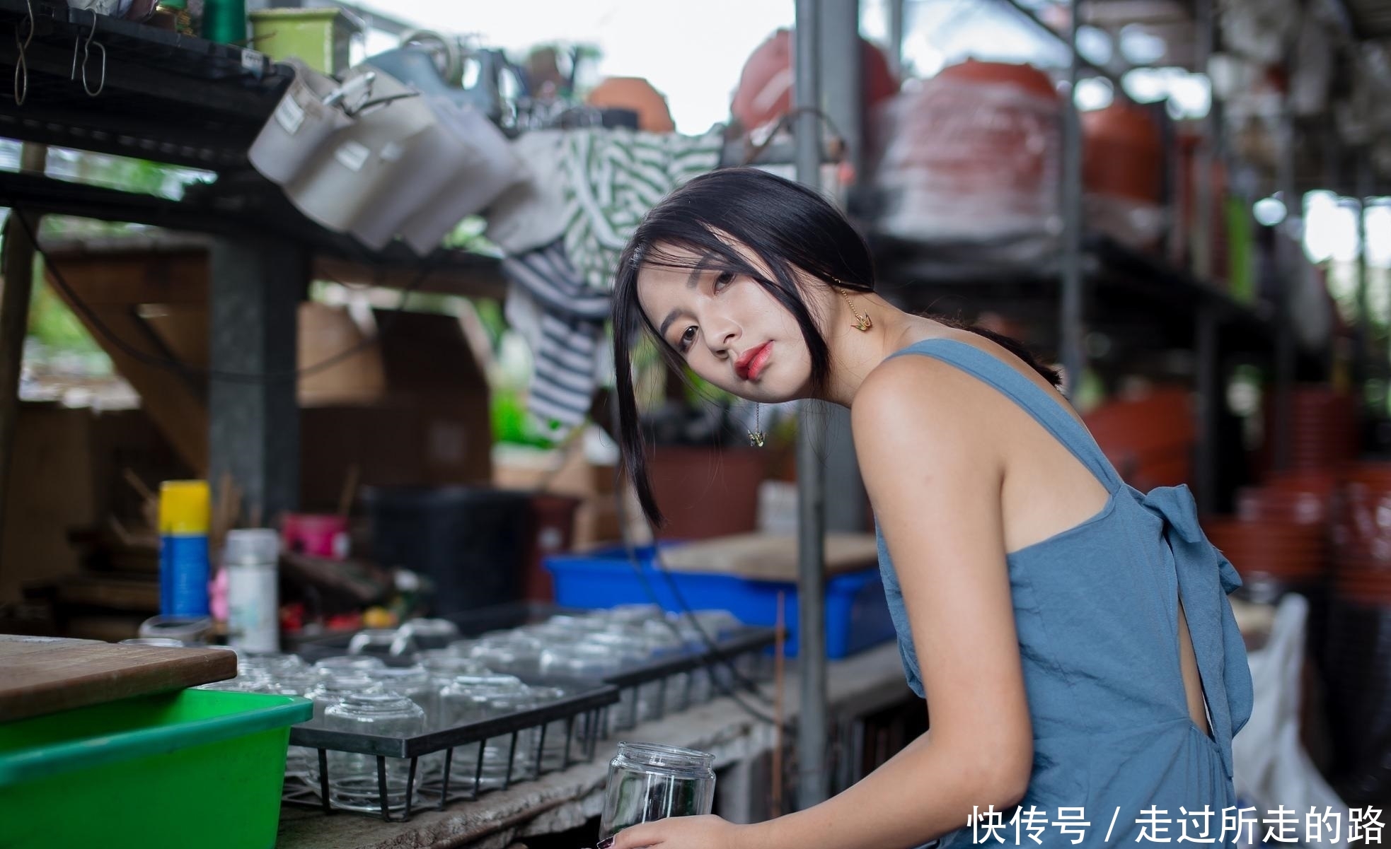  『写真』青春美少女蓝色吊带连衣裙时尚生活写真