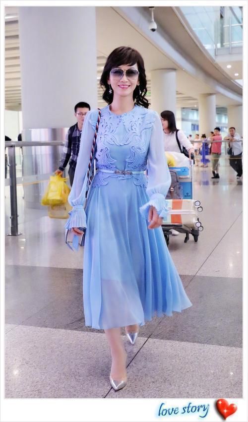 赵雅芝太狠了！63岁脚踩“两根细针”，网友：为了美不要命啦？