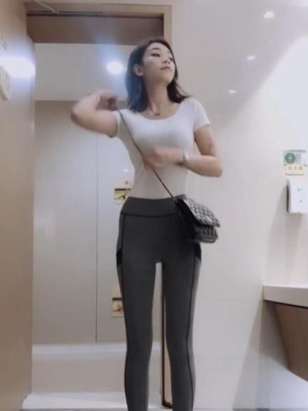  优雅|美女小姐姐十分的优雅大气，唯美的味道，减龄又不失熟女气质！