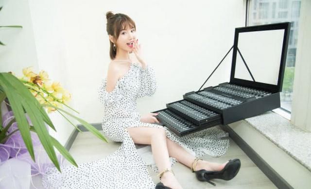 毛晓彤这件衣服让人惊艳，一般人穿能丑哭，网友：就问陈翔后悔吗