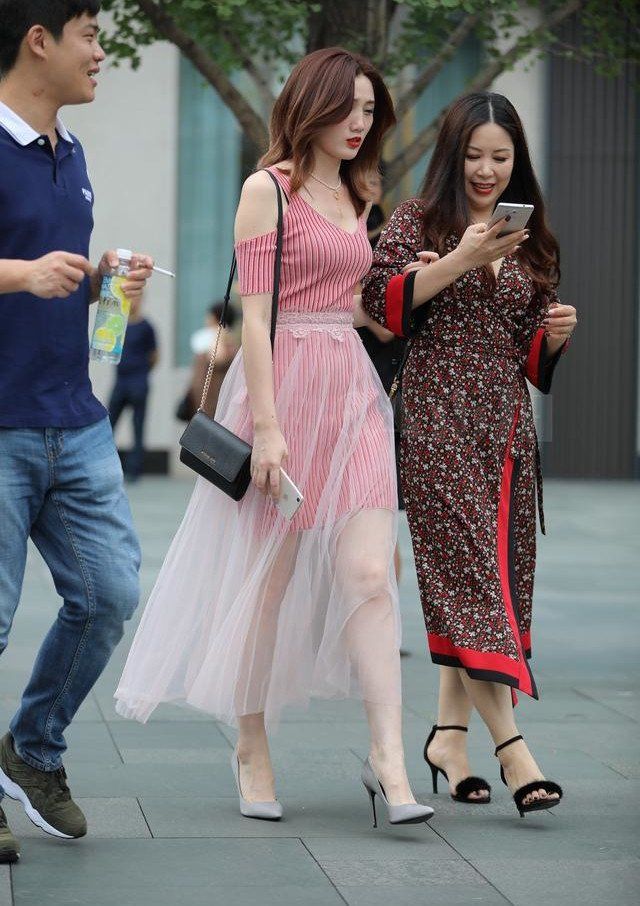 街拍:图1卡戴珊大姐，这胯不宽!图2美女会玩，穿两条裙子!