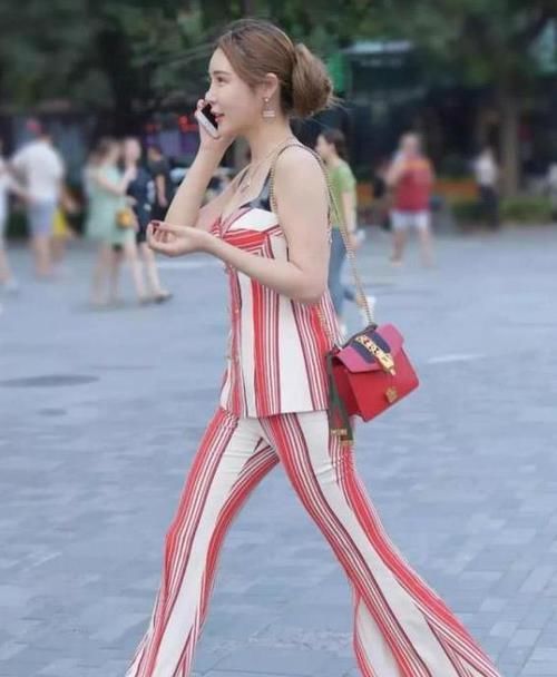  搭配■街拍：兰质蕙心的美女，一件白色上衣配灰色百褶裙，时尚靓丽气息