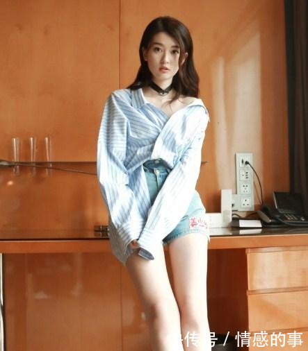 乔欣的裤子是自己做的看似普通的搭配，但下半身才是时尚焦点！