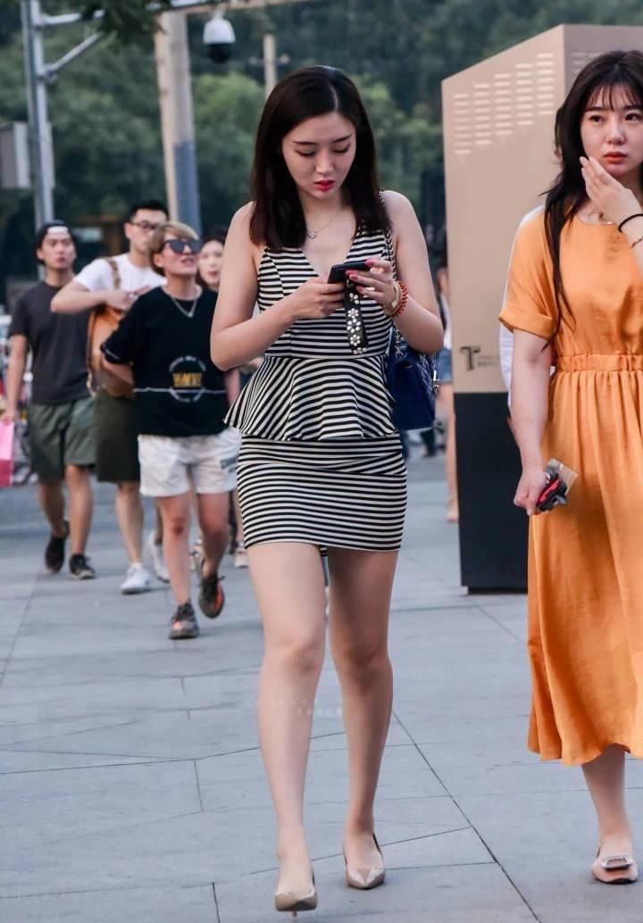  『字领』时尚美女街拍：：V字领对比圆领，其优点在哪里，看见美女我心里有数了