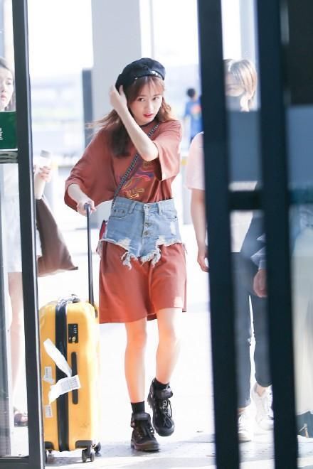 黄婷婷为了抢眼，居然在T恤裙上穿个牛仔短裤，网友:厉害了