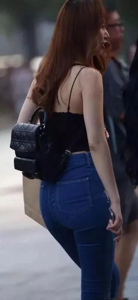 轻熟女小姐姐紧身牛仔裤勾勒完美臀型，这么细的吊带感觉一扯就断