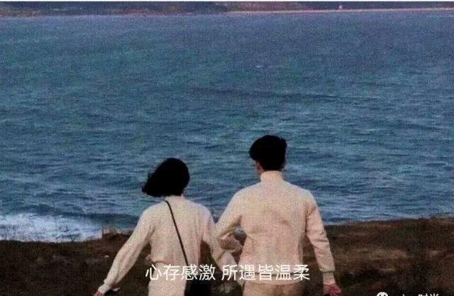 嫌弃:嫌弃衣服太单调?这4种小心机“打结”搭配请收好