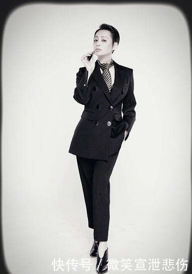 宁静因为耿直被热议，46岁的她打扮起来还是御姐，谁能说她老