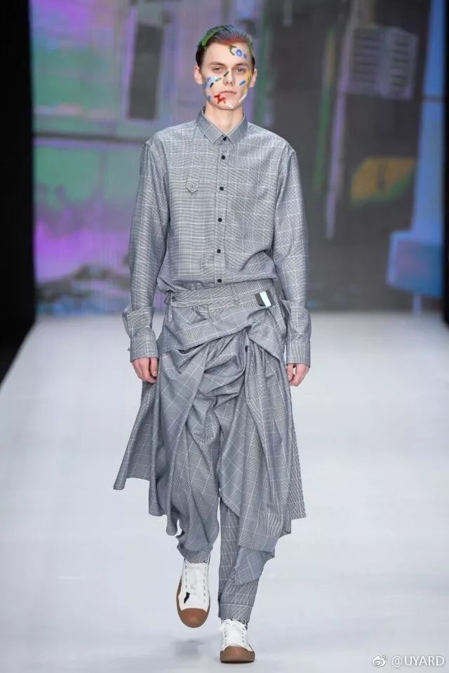 俄罗斯的时装可比足球好看多了，比如维特萌