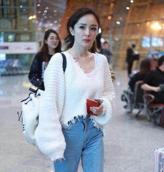 40岁黄晓明机场街拍装嫩，陈伟霆鹿晗最爱的破洞牛仔裤你真敢穿呀