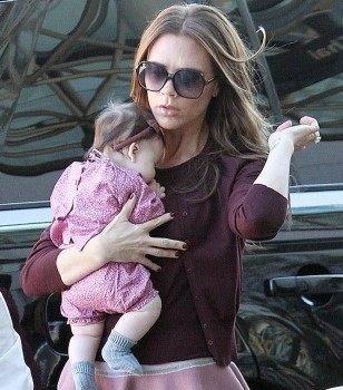 转眼当年，贝克汉姆小七真是维多利亚街拍的最搭时尚单品！