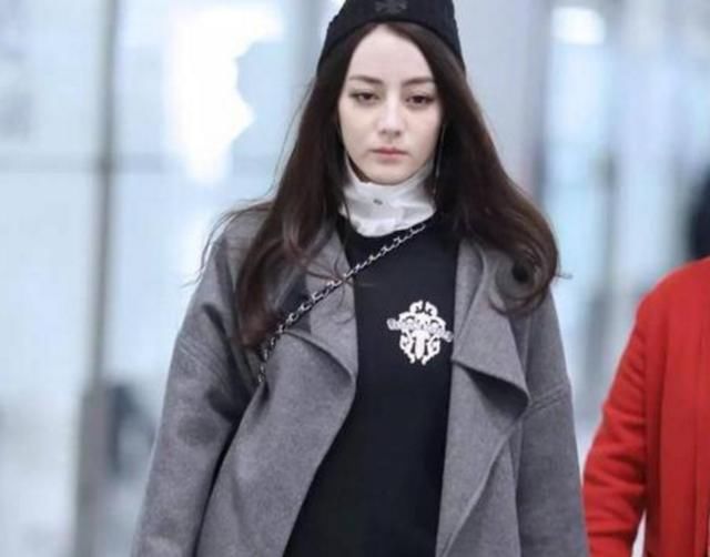 同样是穿风衣，迪丽热巴和戚薇两个人的差别也太大了吧!