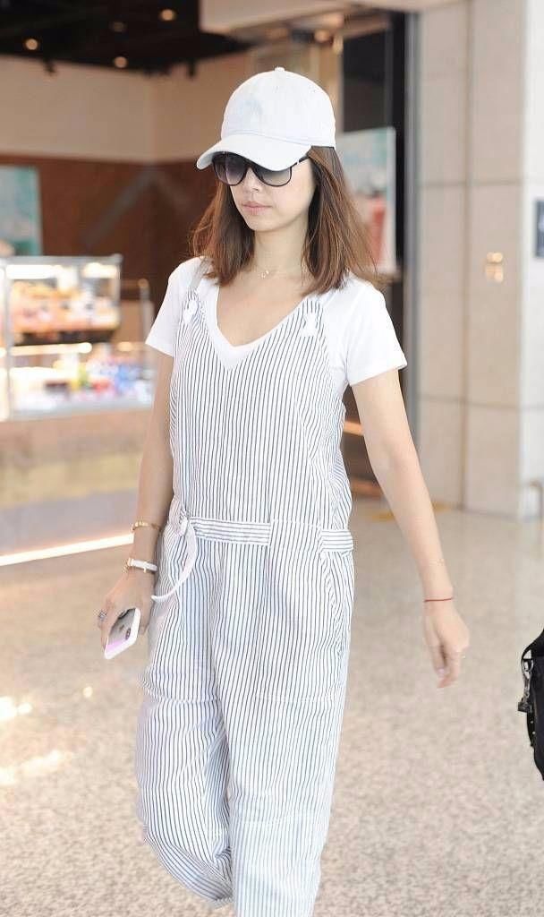 林心如都是个生完孩子的人了，还要穿背带裤来装嫩!