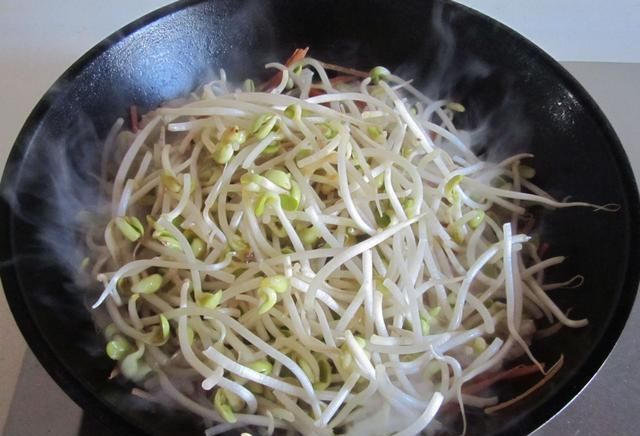  「豆芽的时」清炒豆芽时，到底要不要焯水？半数人做错，难怪豆芽不脆还难吃