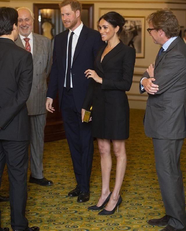 梅根登上时尚杂志“最佳着装”榜,这身材和腿型,被选上也是当然