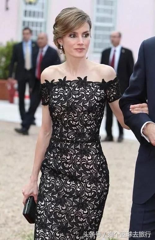 西班牙王后风韵犹存,“一字肩”也能穿那么美,网友:精致到发丝