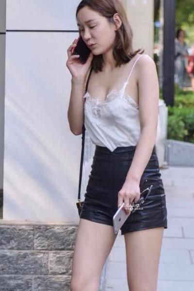 街拍:穿小吊带出街的都市美女,白皙如凝脂,一看就不爱晒太阳!