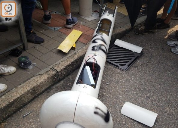 缺德！怀疑路灯能识别身份 香港黑衣人用电锯毁坏