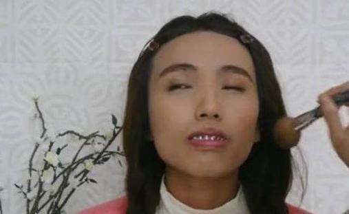 90后女大学生因长的丑没有朋友, 化完妆, 整个校园男生都骚动了