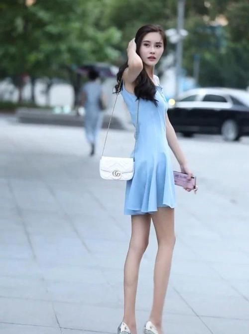  #脚后跟#小姐姐的腿被施了魔法吗？脚后跟从侧面看是“扁”的，太细了！
