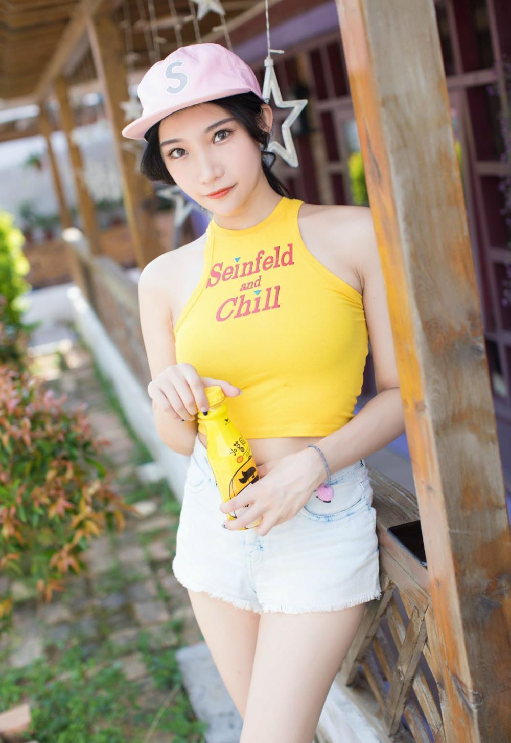 街拍：气质的小姐姐逛街，玲珑曲线好身材一览无余