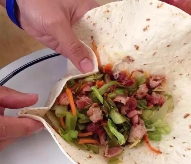  【国家】仙人掌当“零食”，签子窜起来烧烤，也不怕刺扎嘴，你吃过吗