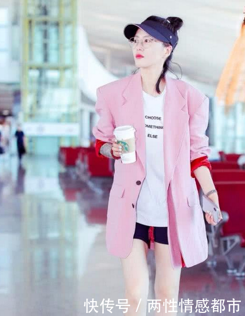 谭维维和景甜真大胆，穿安全裤就出门大长腿瞩目，网友：不如不穿