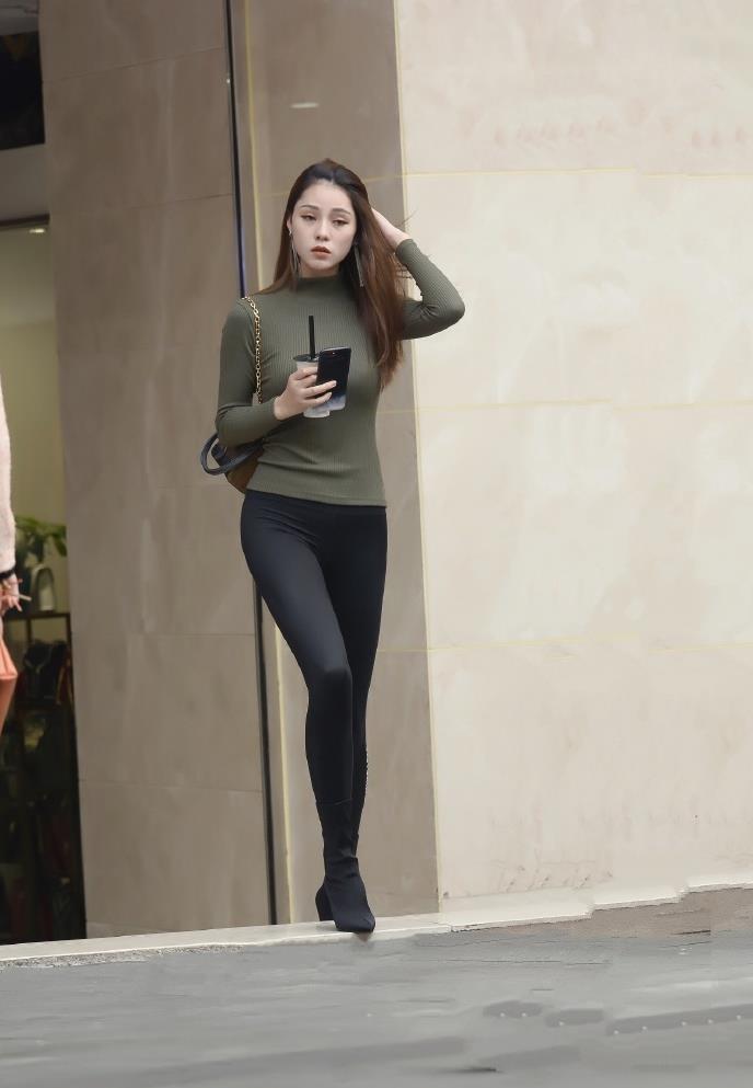  「魅力」街拍：修身的服装，非常时尚有魅力!