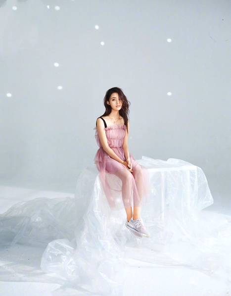 林允粉色纱裙仙气满满 秀香肩眼神忧郁惹人怜爱