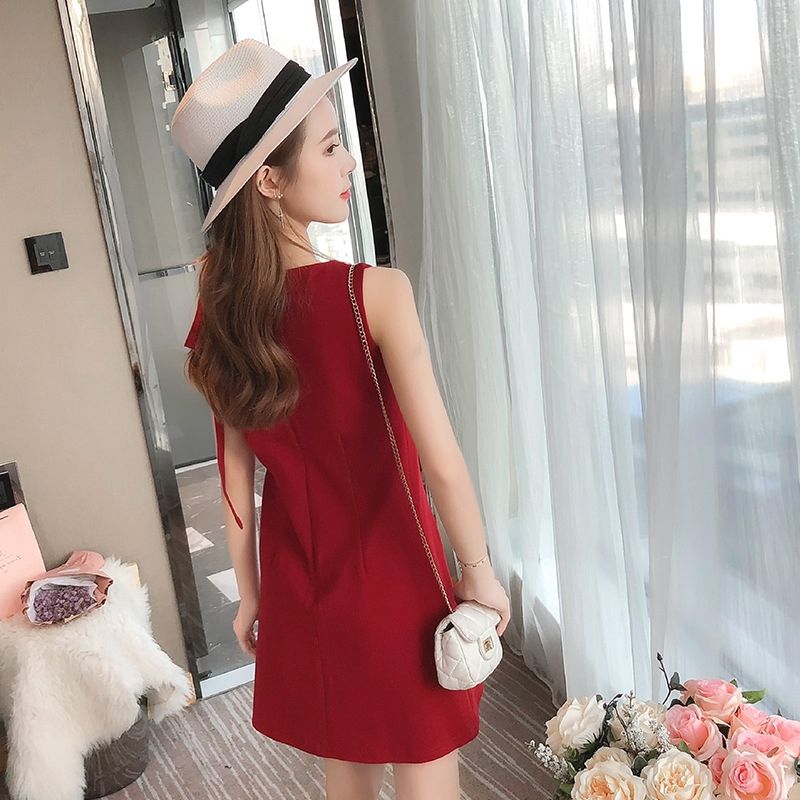 今夏新主流:妩媚“小心机”吊带裙+高跟鞋，让你性感魅惑力十足