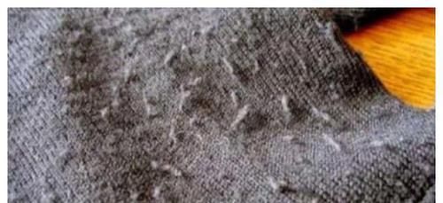  『衣服表面的毛球清理』衣服穿久了经常起毛球？4个办法可清除，跟新买的衣服一样