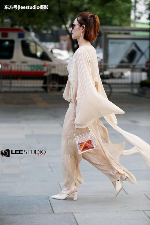 姑娘穿了一条很飘逸的裙子，是不是看着很有“仙气”啊