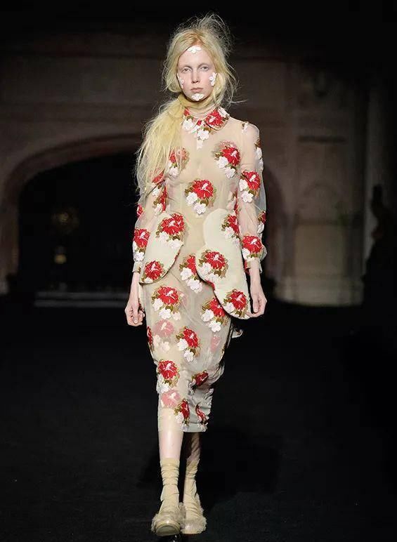  『穿着』只要穿着Simone Rocha，就可以一直做少女哦