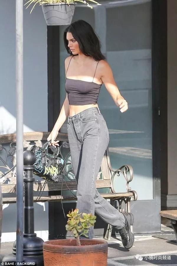 超模肯豆最新街拍利落造型大秀身材曲线，涂鸦包更吸睛