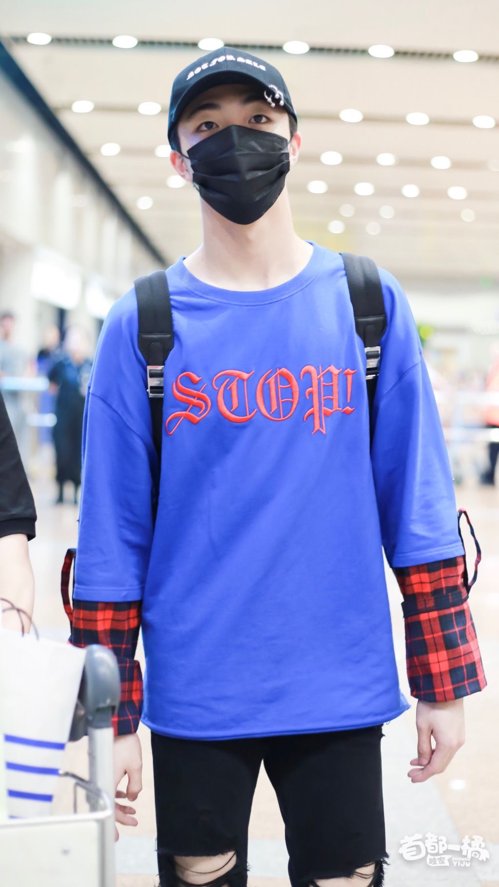 陈立农最新机场秀打扮帅气，网友:这破洞裤绝对不能让奶奶看到!