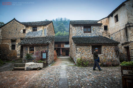 小山村800年未遭洪水，村中建明暗两溪，浩大地下工程令专家无解