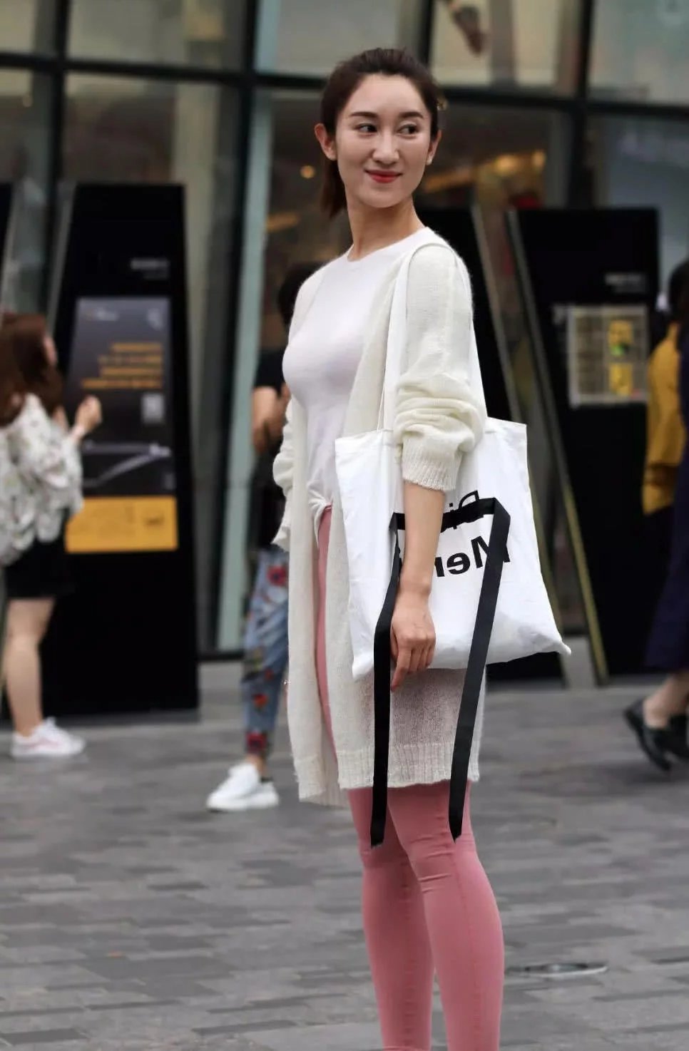 轻熟少妇裸色紧身裤裹出迷人弧线，紧致的身材很有冲击力