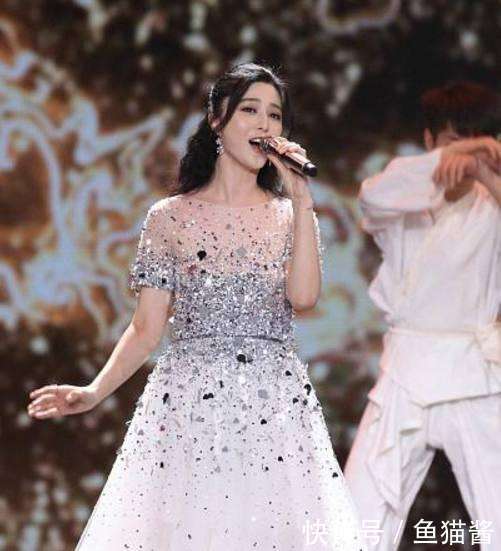 范冰冰仙女裙超压场, 唯独被它给毁了! 网友: 你是有多爱这双鞋