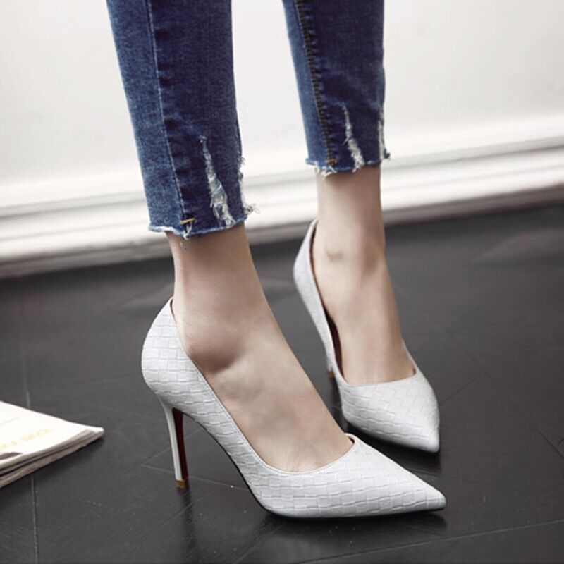 放弃了小白鞋，女人秋天都穿上这种高跟鞋，美到让人发抖