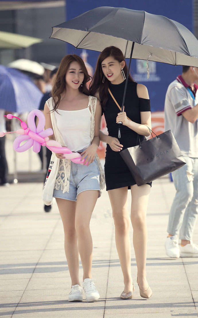 街拍路人，凸显夏日潮流风情的穿搭参考，让你展现清新自然的自己