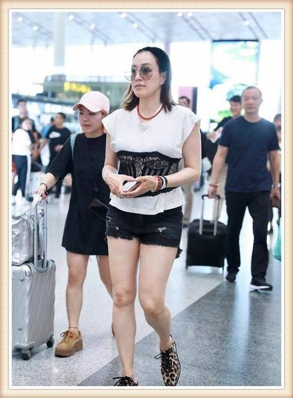 钟丽缇为秀身材，T恤外套腰封，可勒出的水桶腰真是让人不忍直视