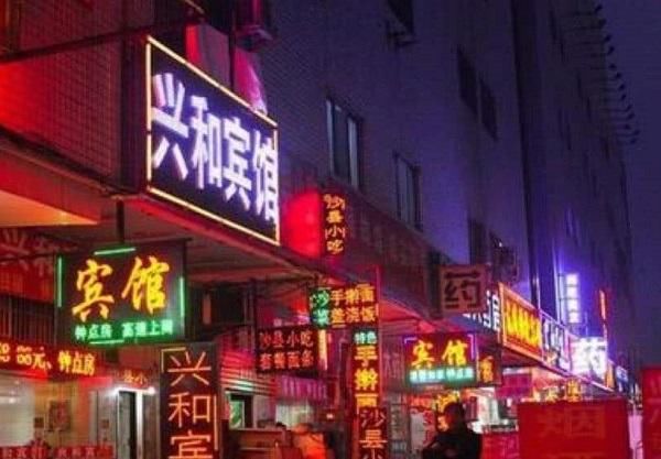 火车站大妈“拉客”,宾馆30元一晚,到底啥样?游客:去过就明白