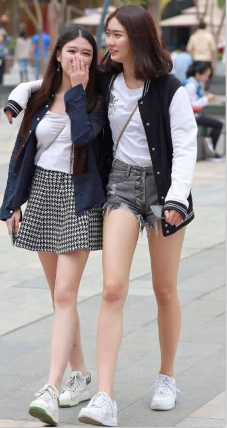 街拍美女:时尚姐妹花穿超短裤出街秀出大白腿，性感美腿很晃眼
