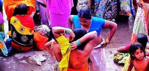 奇葩印度:男女老少在飘满垃圾的恒河里混浴,还用木棍刷牙